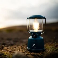 Favour L0818 Retro Camping Lamp Oplaadbaar LED, 320 Lumen, IP64 Waterdicht, Draagbare Kampeerlamp, Tentlamp, Acculamp, Traploos Dimbare Lamp Incl. Kaarslicht-modus, Blauw -Winkel Voor Kampeerartikelen 1200x1200 1364