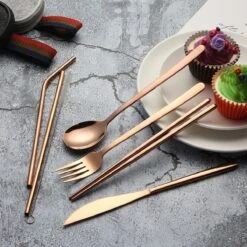 House Of Husk Reisbestek - Reis Bestekset - Chopsticks - Metalen Rietjes Met Borstel - Lepel - Vaatwasserbestendig - RVS - 7 Delig - Rose Goud 11 House Of Husk Reisbestek - Reis Bestekset - Chopsticks - Metalen Rietjes Met Borstel - Lepel - Vaatwasserbestendig - RVS - 7 Delig - Rose Goud -Winkel Voor Kampeerartikelen 1200x1200 1734