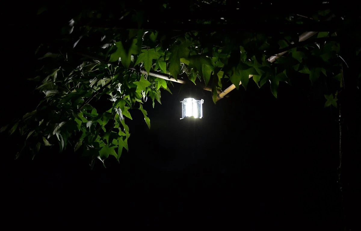 LED Camping Lamp 2 In 1 Hoge Kwaliteit - Zaklamp En Campinglamp - Inclusief AA Batterijen 7 LED Camping Lamp 2 In 1 Hoge Kwaliteit - Zaklamp En Campinglamp - Inclusief AA Batterijen - Afbeelding 5